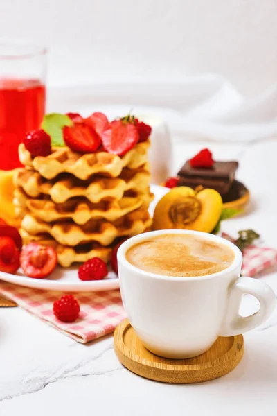 ワッフル 新鮮な果実のスタックで朝食用のテーブル — ストック写真