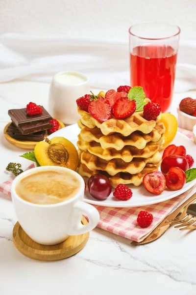 Стол Завтрака Вафлями Свежими Ягодами — стоковое фото