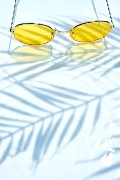 Letní Byt Ležel Žlutými Slunečními Brýlemi Vodním Pozadí Stíny Palmových — Stock fotografie