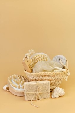 Hasır sepetin içinde banyo aksesuarları hazır. Sürdürülebilir kişisel hijyen malzemeleri, bej arka planda sağlık hediyesi.