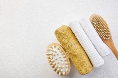 Doğal bambu masaj fırçaları ve spa masajı için havlular. Havluda doğal kıllarla masaj fırçası. Ev yapımı spa konsepti, kişisel bakım.