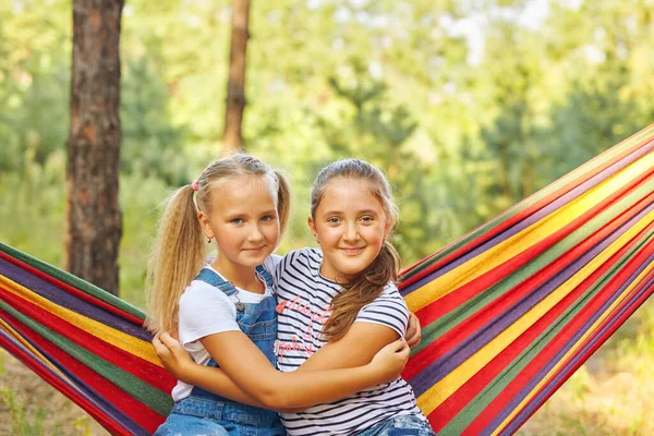 Dzieci Relaksują Się Kolorowym Tęczowym Hamaku Gorący Dzień Ogród Zabawy — Zdjęcie stockowe