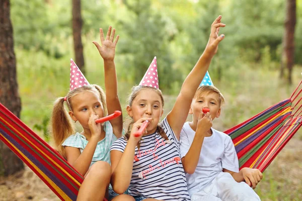 童年和庆祝理念 快乐的孩子们吹着派对号角 在户外享受夏天的快乐 — 图库照片