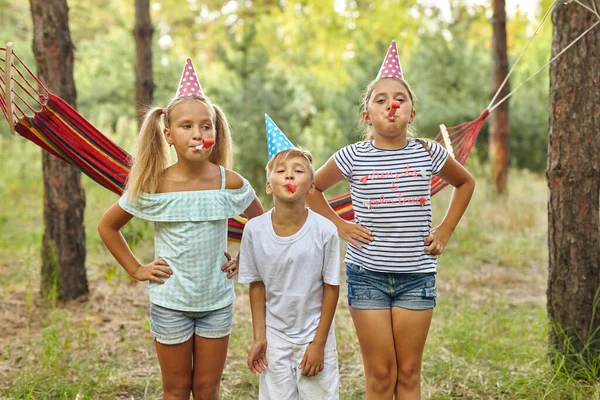 Conceito Aniversário Infância Celebração Crianças Felizes Soprando Chifres Festa Divertindo — Fotografia de Stock