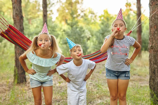 Geburtstag Kindheit Und Festkonzept Fröhliche Kinder Blasen Partyhörner Und Haben — Stockfoto