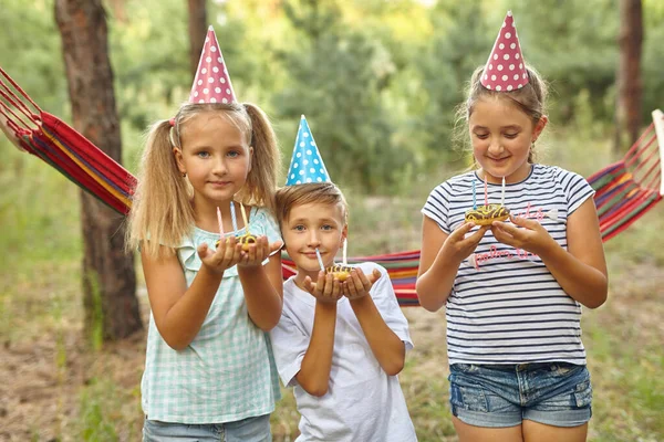 Kinder Mit Geburtstagstorten Und Brennenden Kerzen Kids Party Dekoration Und — Stockfoto