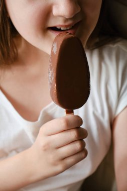 Çikolatalı dondurma yiyen kız çocuğu, yakın plan, tanınmayan çocuk.