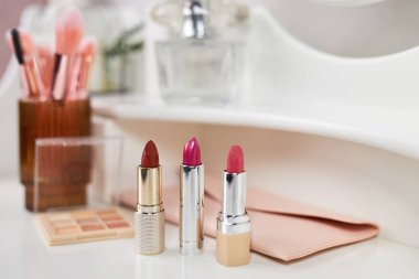 Dekoratif kozmetik makyaj odasında soyunma masada