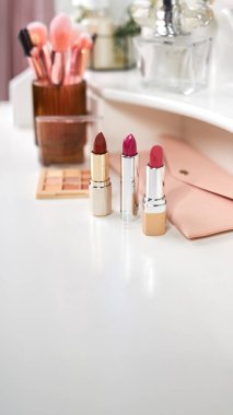 Dekoratif kozmetik makyaj odasında soyunma masada