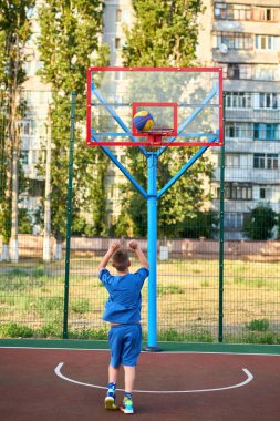 Oyun sahasında basketbol oynayan neşeli, genç bir çocuk. Çocuk, şehir binalarının arka planına karşı Red Court 'ta sahne alıyor. Aktif yaşam tarzı, eğitim, profesyonel spor