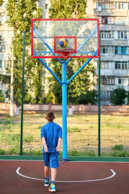 Oyun sahasında basketbol oynayan neşeli, genç bir çocuk. Çocuk, şehir binalarının arka planına karşı Red Court 'ta sahne alıyor. Aktif yaşam tarzı, eğitim, profesyonel spor