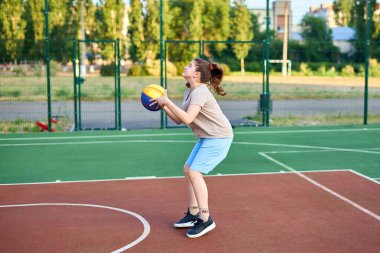 Oyun sahasında basketbol oynayan neşeli, genç bir kız. Kız, şehir binalarının arka planına karşı yaz günü Red Court maçında sahne alıyor. Aktif yaşam tarzı, eğitim, profesyonel spor