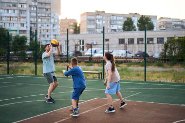 Mutlu baba ve çocukların şehir merkezindeki sıradan evlerin arasında, modern bir basketbol sahasında birlikte basketbol oynadıkları film.