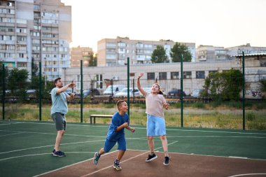 Mutlu baba ve çocukların şehir merkezindeki sıradan evlerin arasında, modern bir basketbol sahasında birlikte basketbol oynadıkları film.