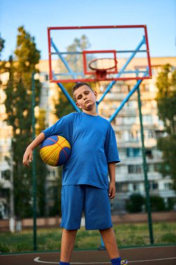 Basketbol sahasında basketbol oynayan bir çocuğun portresi. Spor yaşam tarzı, eğitim, spor, eğlence, tatil kavramı.