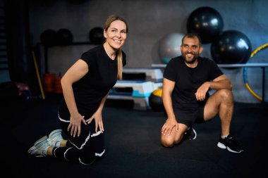 Spor salonundaki eğitimden sonra iki orta yaşlı sporcu erkek ve kadın..