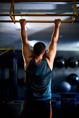 Güçlü bir adamın spor salonunda barfiks çekmesi. Spor ve vücut geliştirme eğitimi sağlık yaşam tarzı konsepti