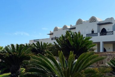 Sharm El Sheikh, Mısır, Afrika tatil köyünün güzel manzarası. Beyaz Arap binaları, bakımlı sokaklar, palmiye ağaçları, kaktüsler. Lüks otel tatili, tatil konsepti..