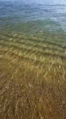 Güneşli bir günde Kızıl Deniz 'in dalgalarının manzarası. Mısır 'daki Paradise plajında yaz tatili.