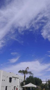 Mısır 'daki otelden gökyüzü manzaralı, el sallayan ve uçan yolcu uçakları. Turizm ve seyahat kavramı