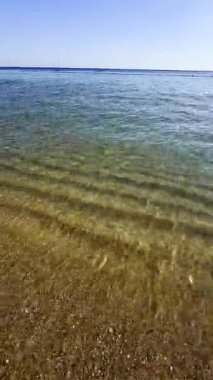 Güneşli bir günde Kızıl Deniz 'in dalgalarının manzarası. Mısır 'daki Paradise plajında yaz tatili.