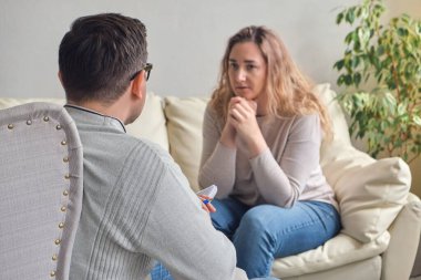 Psikolog, terapist, sosyal sorunlar, depresyon, erkek psikologla konuşma