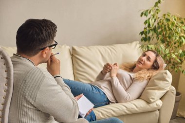 Psikolog, terapist, sosyal sorunlar, depresyon, erkek psikologla konuşma