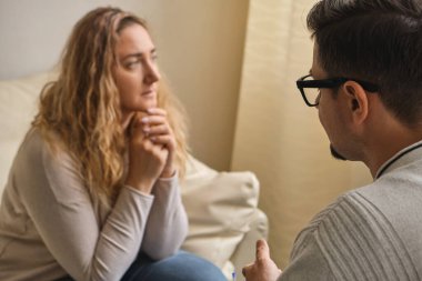 Psikolog ile üzgün kadın portatif, terapi, sosyal sorunlar, depresyon, erkek psikologla konuşma