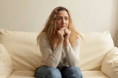 Hüzünlü orta yaşlı kadın yalnız başına oturur ilişkileri düşünür kişisel sorunlar, düşüncelerde yalnız hisseder, depresyonda hisseder evde yas tutar.