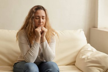 Hüzünlü orta yaşlı kadın yalnız başına oturur ilişkileri düşünür kişisel sorunlar, düşüncelerde yalnız hisseder, depresyonda hisseder evde yas tutar.