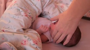 Kız yatakta uyuyan bebek