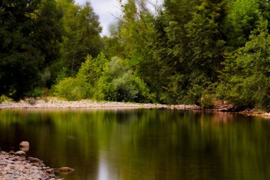 Pirenes-Atlantik, Yeni Akitanya 'daki le puy güzergahı boyunca Sison nehrinin manzarası. Fransa