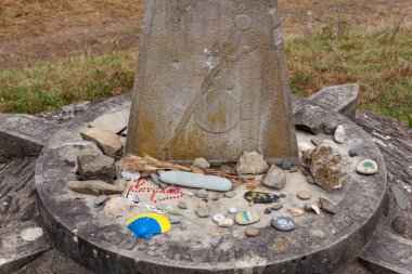 Estela de Gibraltar, Fransa 'nın St. James yolu boyunca uzanan Chemin du Puy boyunca Camino de Santiago olarak da bilinir.
