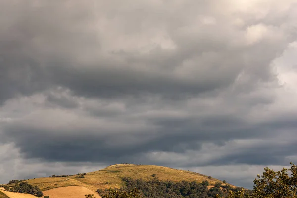 Κάτοψη Των Γαλλικών Λόφων Στον Συννεφιασμένο Ουρανό Φυσικό Τοπίο Κατά — Φωτογραφία Αρχείου