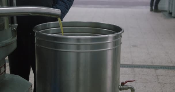 绿色橄榄油从轧机行业的最终管材中流出 萃取机额外的原生油液流 西西里 — 图库视频影像