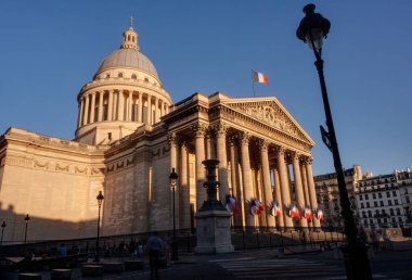 Güneşli bir günde, gün batımında Paris 'teki Pantheon binasının manzarası. Fransa