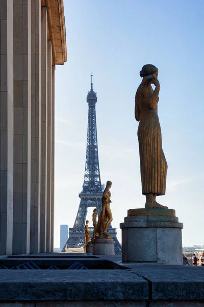 Vue Des Sculptures Sur Trocadéro Avec Tour Eiffel Arrière Plan — Photo