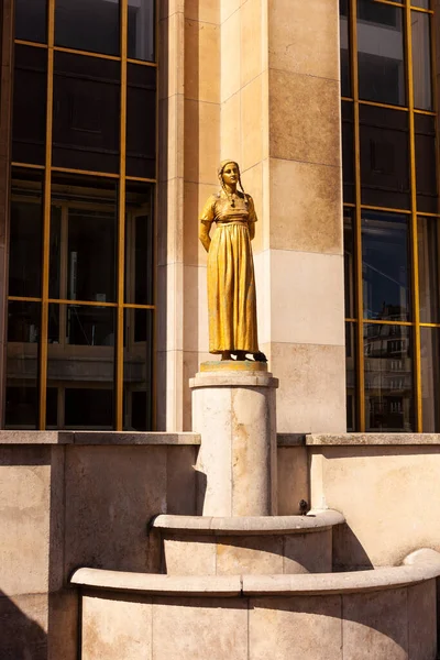 Statue Dorée Une Femme Sur Place Trocadéro Paris France — Photo