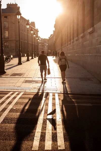 在巴黎街的场景中 无法辨认的人在日落时散步 — 图库照片