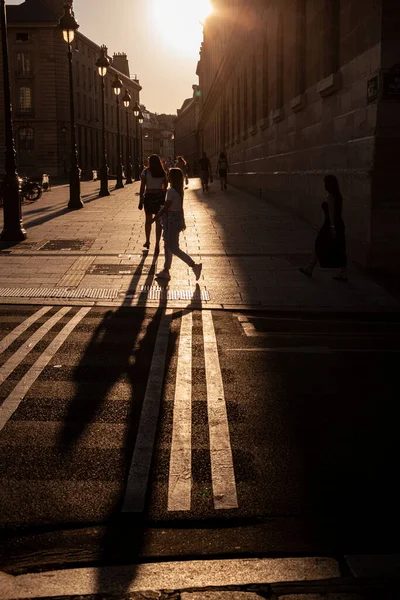 パリのストリートシーン日没時に歩く認識できない人々のシーン — ストック写真