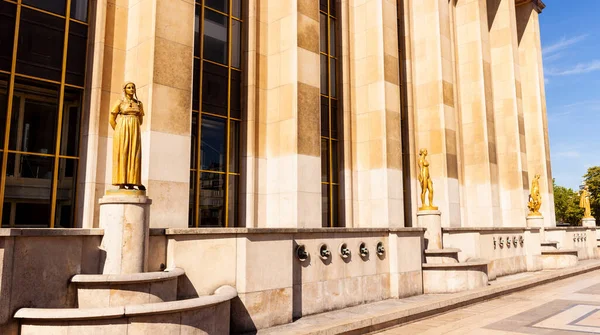 Złoty Posąg Kobiety Palais Chaillot Place Trocadero Paryżu Francja — Zdjęcie stockowe