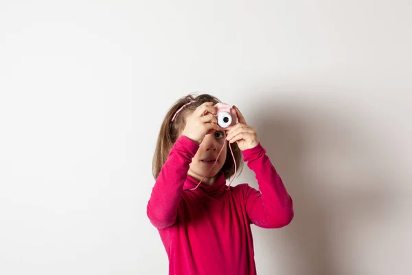 Маленька Дівчинка Фотографує Іграшкову Фотоапарат Білому Тлі — стокове фото