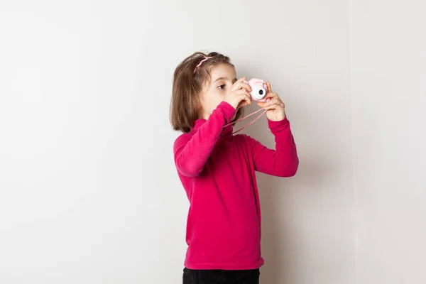 Κοριτσάκι Λήψη Φωτογραφιών Χρησιμοποιώντας Toy Photo Camera Λευκό Φόντο — Φωτογραφία Αρχείου