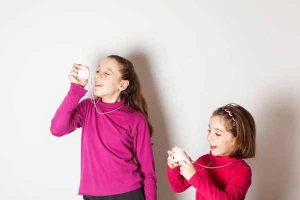Coppia Bambine Che Scattano Foto Usando Fotocamera Giocattolo Sfondo Bianco — Foto Stock