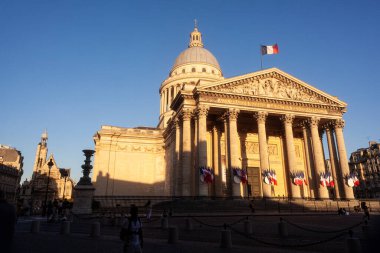 Paris, Fransa - 16 Temmuz 2022: Güneşli bir günde, gün batımında Paris 'teki Pantheon binasının görüntüsü. Fransa