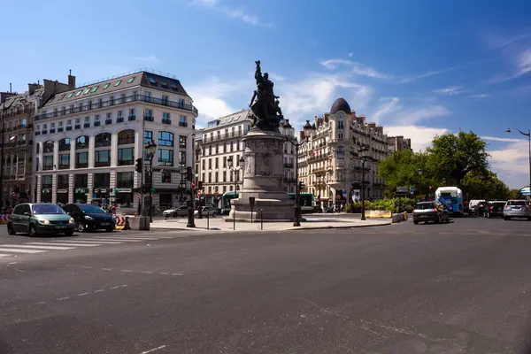 フランス 2022年7月16日 クリシー バティニョール通りにデ マネー専用のブロンズ像で記念碑の眺め — ストック写真