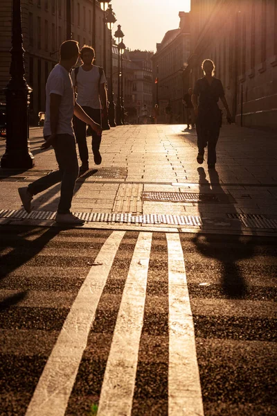 Paris Fransa Temmuz 2022 Günbatımında Yürüyen Tanınmayan Insanların Paris Caddesi — Stok fotoğraf