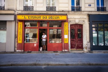 Paris, Fransa - 16 Temmuz 2022: L 'endroit du decor adında bir döşemecinin deposu, Batignolles Bulvarı
