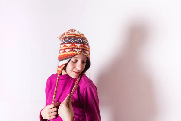 小女孩头戴羊毛帽 面带微笑 俯瞰着白色的背景 — 图库照片
