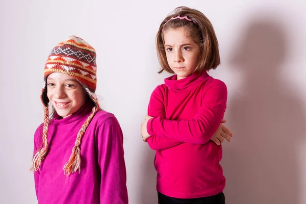 Concetto Bambini Avidi Problemi Relazioni Tra Sorelle Bambini Sfondo Bianco — Foto Stock